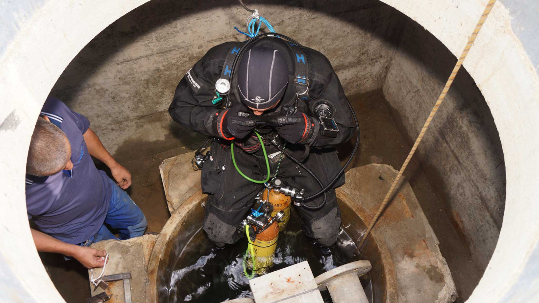 Fotos Stefan Nüesch. Tauchgang Unterhalt Grundwasserpumpe. ING PLUS